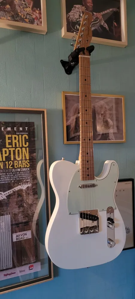 Denis’s Clean White Tele