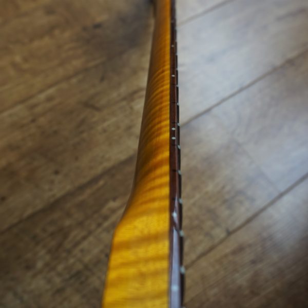 Stratocaster kabukalli FLAME MAPLE Guitar Neck by Guitar Anatomy
