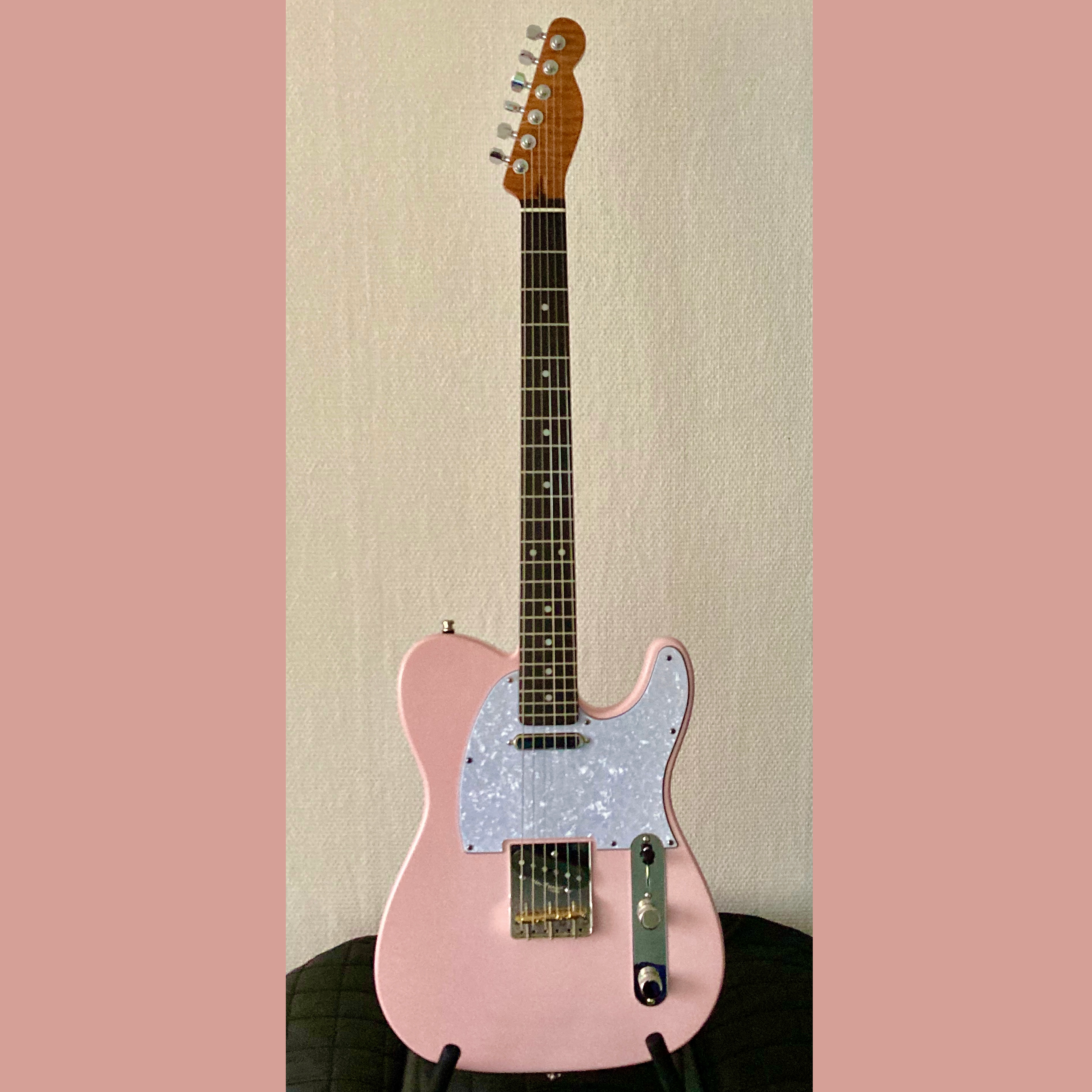 Our competition winner! Markku's very first Guitar Anatomy build build features a GA neck & body! We loved this colour combination, amazing build!